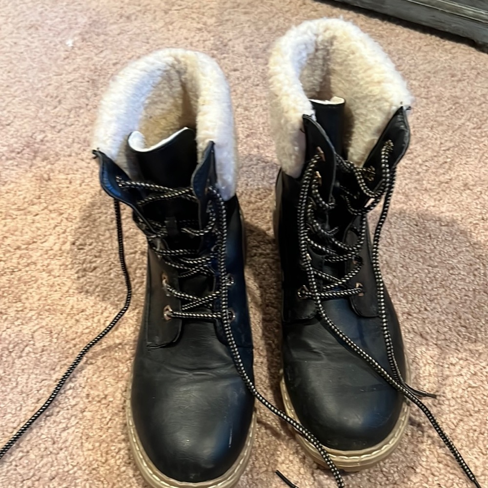 Forever size 9 black boots with wool